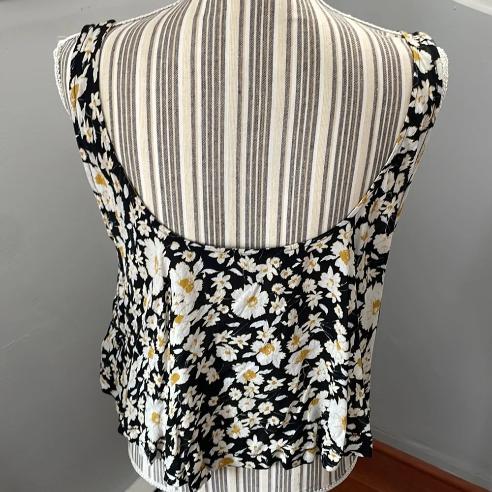 Daisy Print Crop Top - Picture 2 of 5